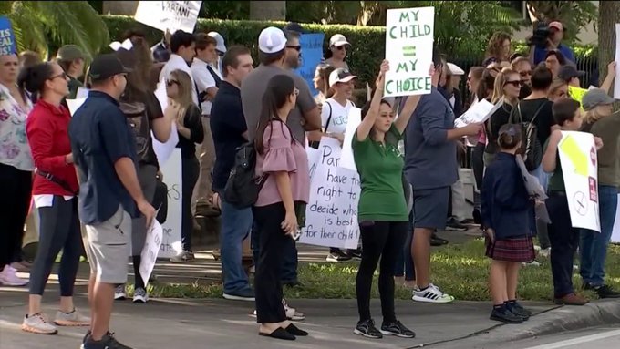 Padres de estudiantes de escuelas católicas protestan en Miami