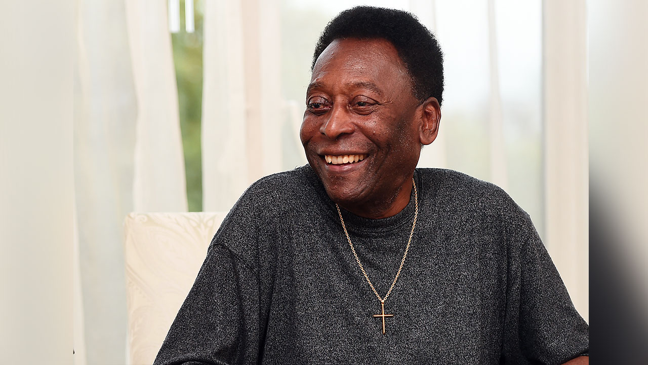 Pelé regresó a Brasil tras haber pasado cinco dias hospitalizado en París