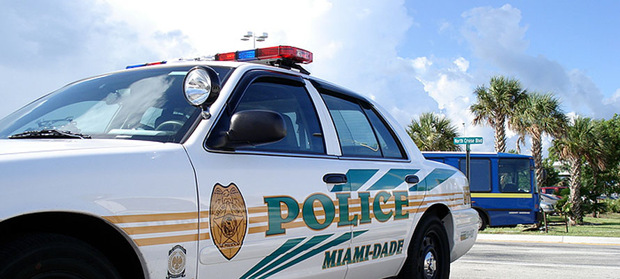 Oficial de policía recibe disparo de su ex novia en Miami-Dade