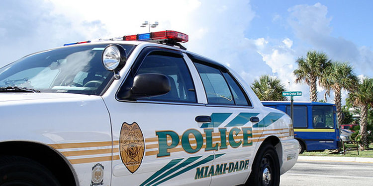 Relevado de su cargo policía de Miami por golpear a mujer