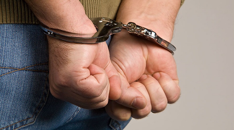 Cinco hombres arrestados tras una persecución policial enfrentan múltiples cargos