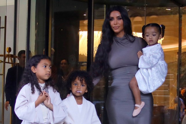 Kim Kardashian fue bautizada junto con sus hijos en la catedral principal de Armenia (fotos)
