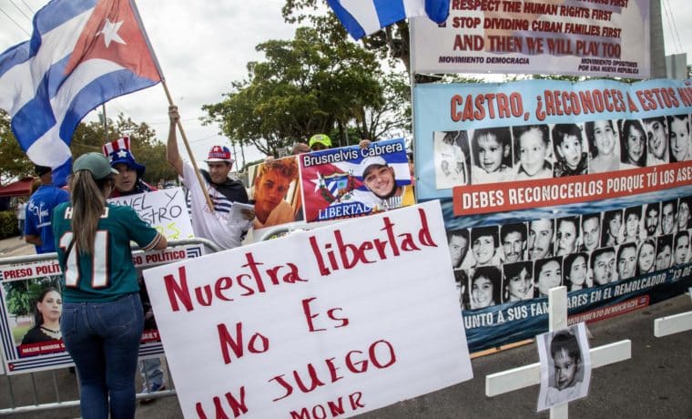 Cubanos exiliados protestaron en el LoanDepot Park contra el régimen de la isla