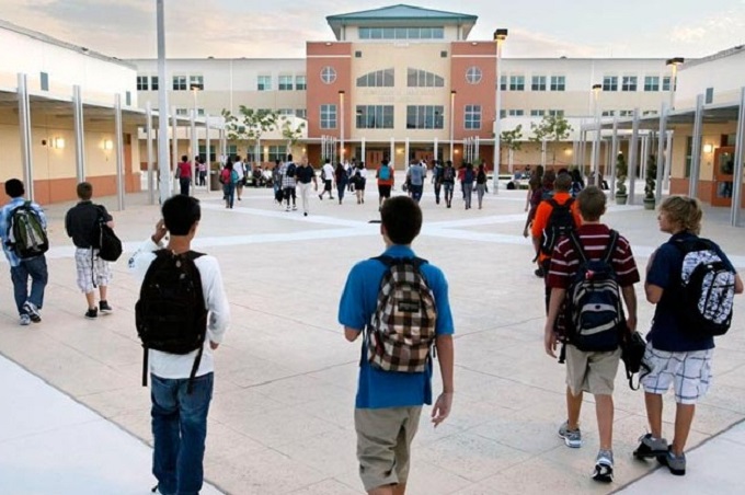 Padres  en Florida podrían decidir si sus hijos repiten el año escolar