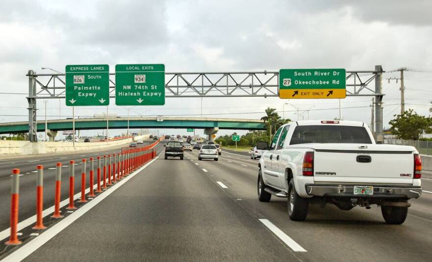 Oficial de Miami-Dade herida en accidente múltiple en Palmetto Expressway
