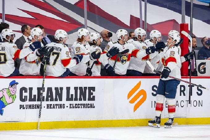 Florida Panthers  se apoyó en Marchment para conseguir la victoria