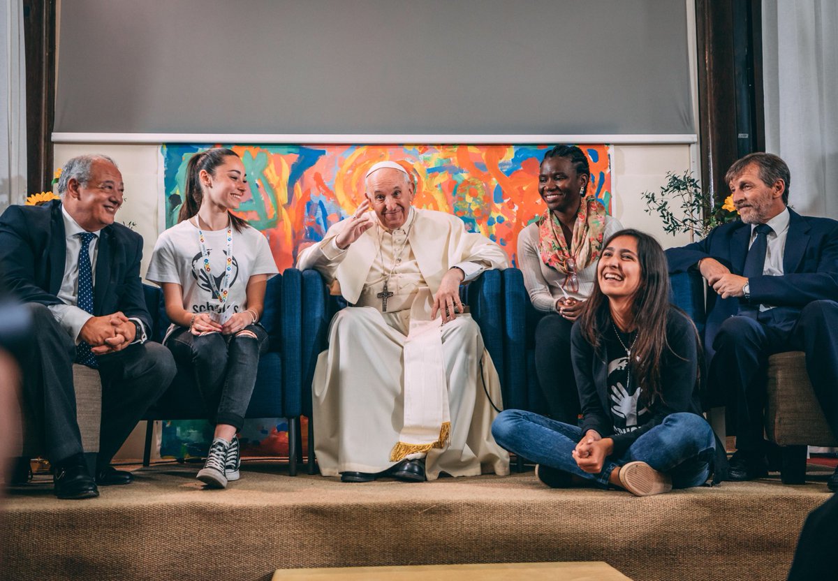 Papa lleva programa de fundación educativa a más 200 jóvenes en Miami-Dade