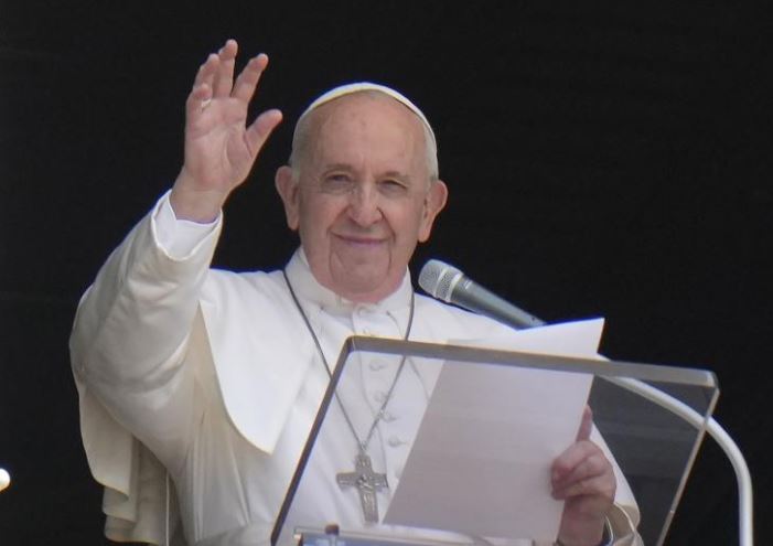 Papa Francisco “reaccionó bien” a cirugía intestinal