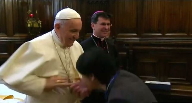 ¡Polémica! Papa Francisco evitó que fieles le besaran la mano (Video)