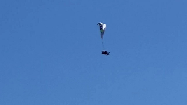 Paracaidista se enredó en el aire y logró salvar su vida casi al caer