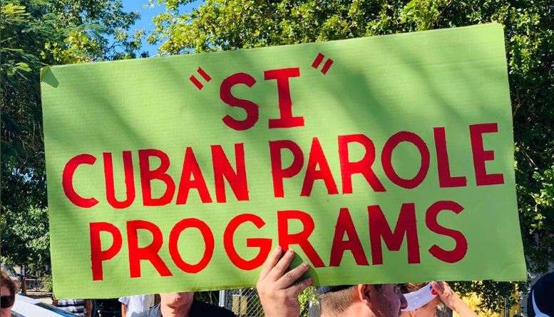 Cubanos protestan por reactivación de programa de reunificación familiar en Miami (Fotos)