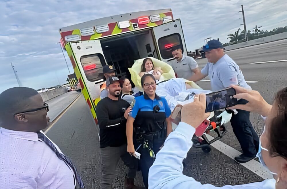 Mujer dio a luz en la Florida Turnpike con apoyo de policías escolares de Miami-Dade