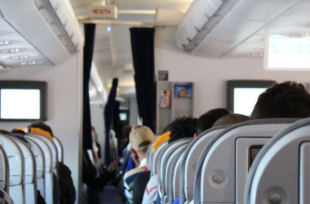 Pasajera de Orlando bajó sus pantalones en pleno vuelo de Frontier Airlines
