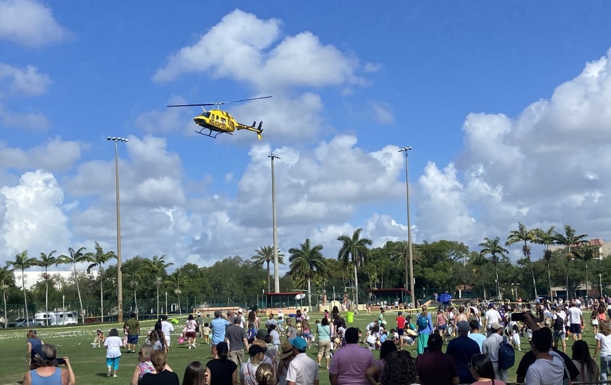 Desde el cielo, helicóptero repartió huevos de Pascua en Coral Gables