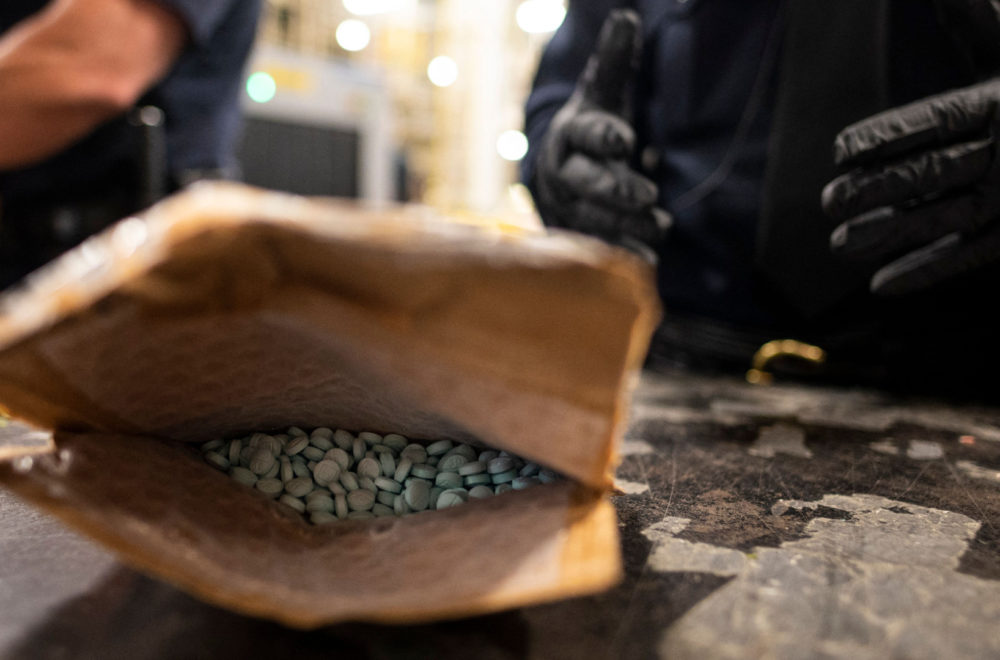 Detienen a adolescente con miles de pastillas de fentanilo en un microondas