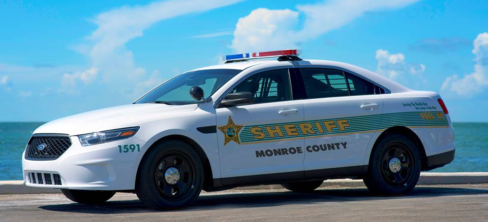 Mujer acusó de robo a agentes de la policía del condado Monroe