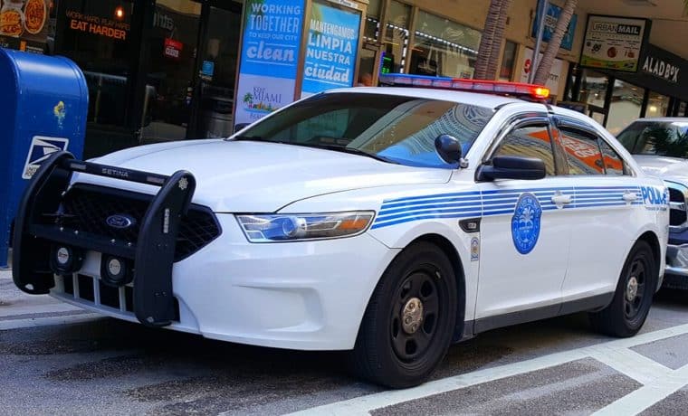 Policía de Miami renunció a través de la radio de su patrulla: “Soy más hombre que ustedes”