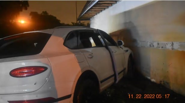 Vehículo choca contra funeraria de Pembroke Pines tras presunto tiroteo