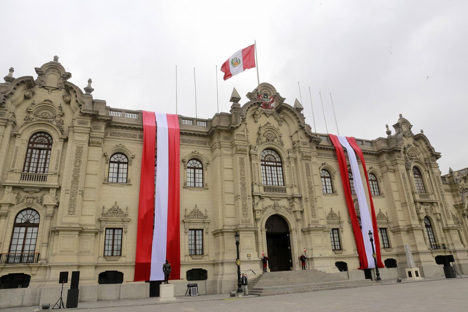 Carlos Escaffi: Perú, donde lo político si salpica lo económico