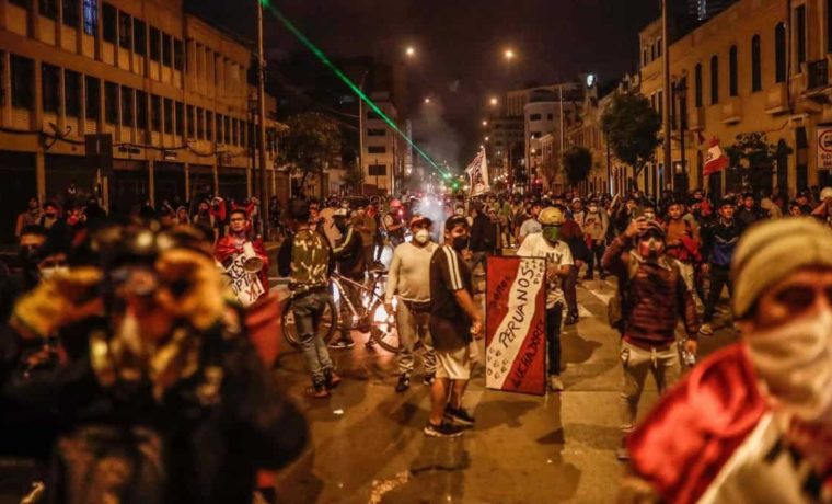 Más de 100 policías heridos y 7 civiles fallecidos por protestas en Perú