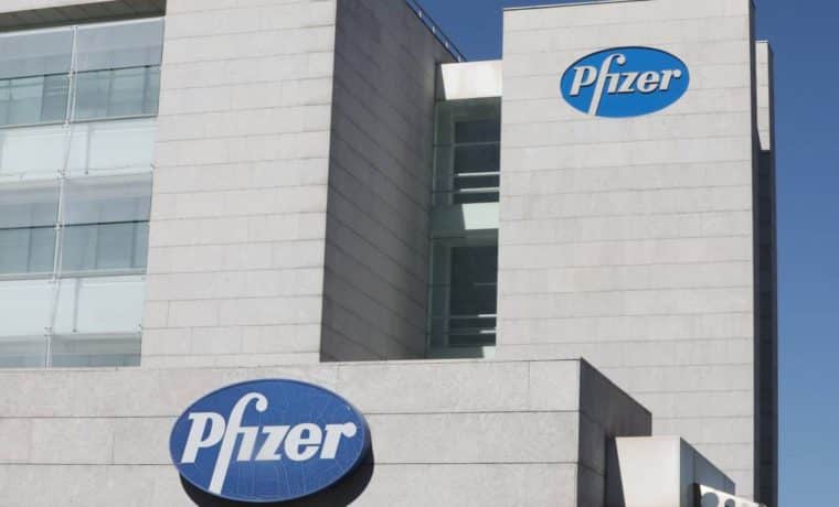 Cámara oculta muestra a directivo de Pfizer revelando efectos colaterales de la vacuna