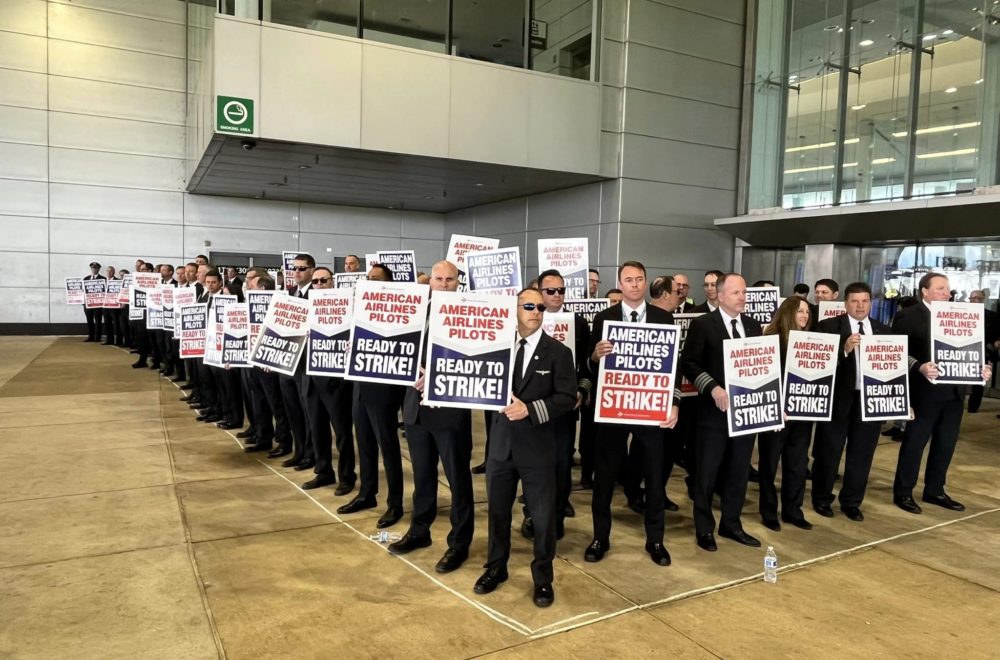 Pilotos de American Airlines convocan huelga en el Aeropuerto Internacional de Miami