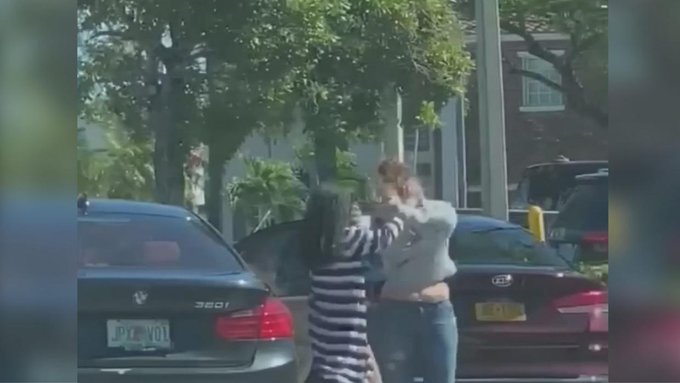 ¡Ira al volante! Dos mujeres se cayeron a golpes tras chocar sus autos en Miami (+Video)