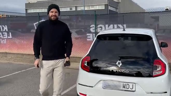 Piqué sigue respondiendo a Shakira: llegó al trabajo en un Twingo