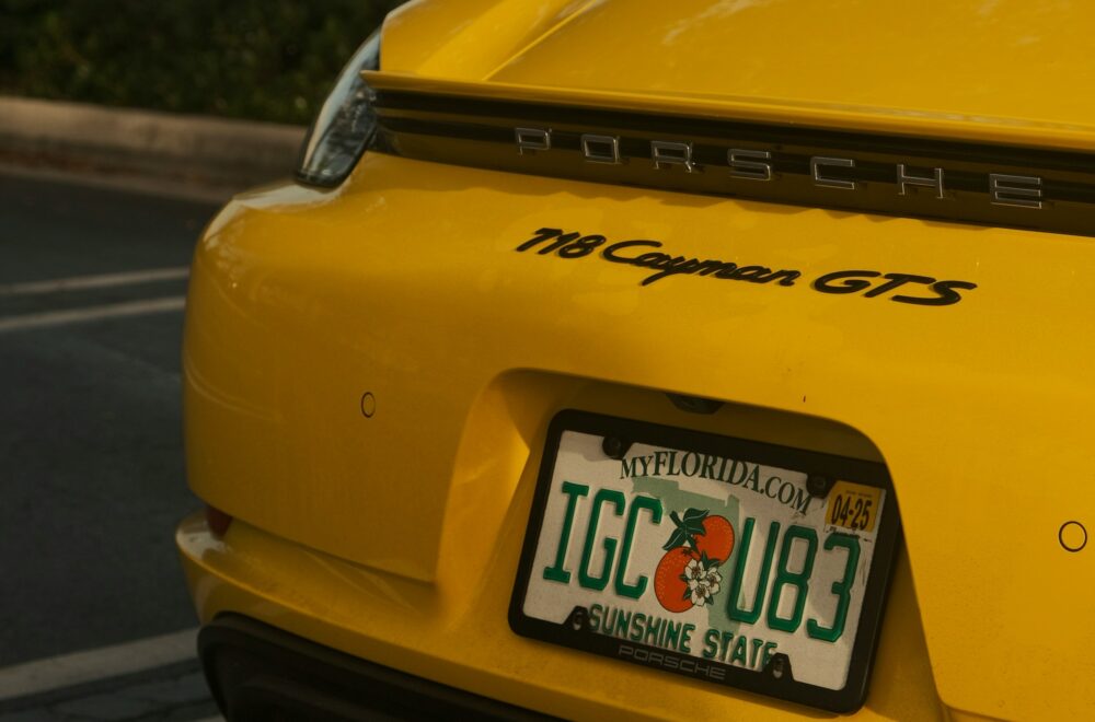 Nueva ley exigiría que autos de Florida usen placas delanteras y traseras