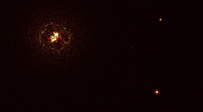 Astrónomos hallaron planeta que en medio de un sistema estelar caliente -  Miami Diario