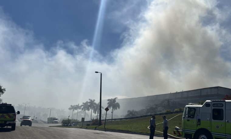 Edificio se desploma parcialmente en Doral, debido a incendio en planta de basura