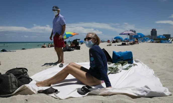 Turistas abarrotan las playas de la costa oeste de Florida