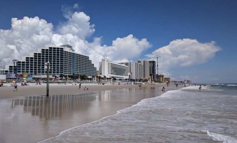 Extraña estructura emergió de playa en Daytona Beach: Autoridades sin respuesta