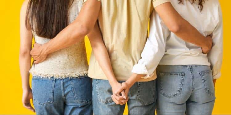 Pareja mantuvo sexo “poliamor” cerca de sus hijos
