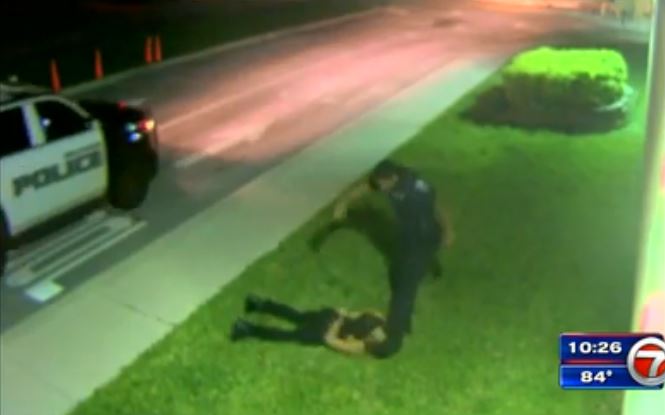 Policía de Hollywood fue acusado de patear en la cara a hombre esposado (Video)
