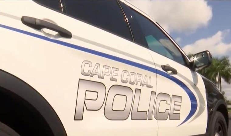 Hombre entró a la fuerza en vivienda de Cape Coral y la policía lo encontró… ¡tomando un baño tibio!