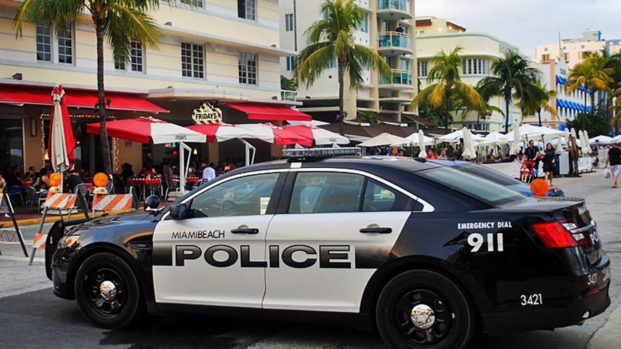 Oficiales de Miami Beach enfrentan cargos criminales por arrestos bruscos