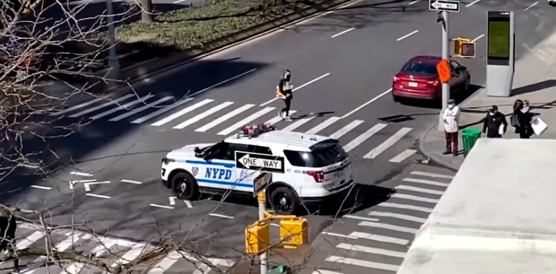 ¡Escalofriante! Mujer salta desde un edificio en Nueva York