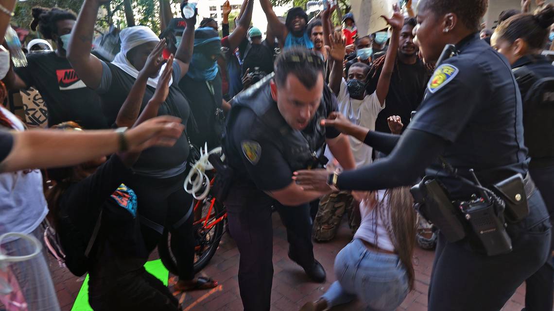 Policía suspendido por agredir a una pacífica manifestante en Fort Lauderdale