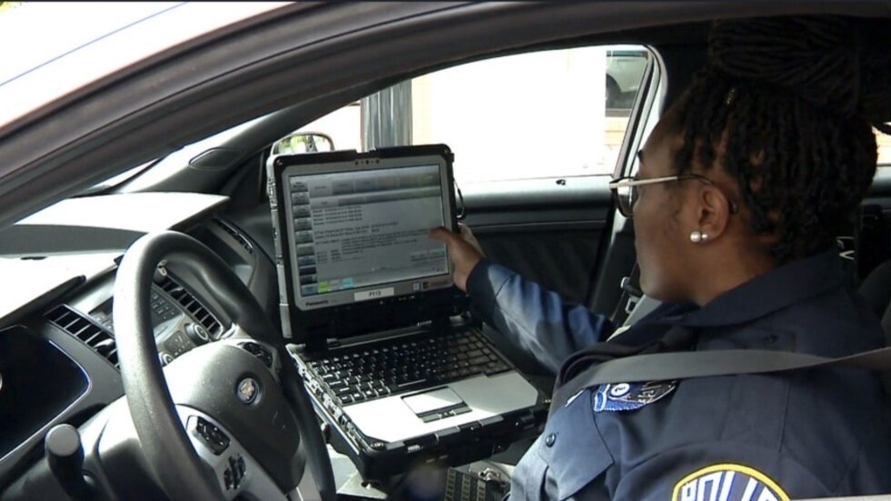 ¿Qué información chequea un policía en la pantalla de su computadora cuando revisa tu ID?