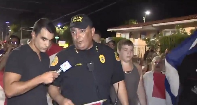 Jefe de la Policía de Miami    caminó junto a los manifestantes cubanos
