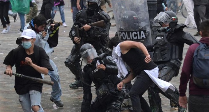 Hechos violentos en Colombia dejaron 45 policías heridos