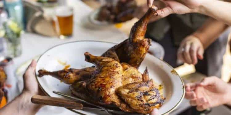 Especialista explica si debes comer el pollo con o sin piel