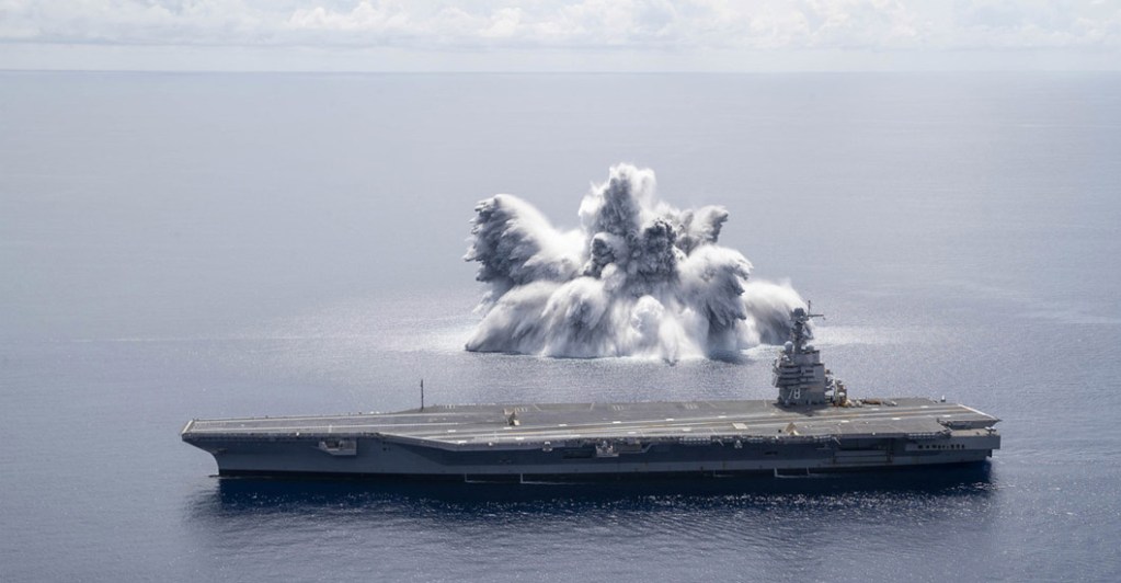 Marina prueba un portaviones lanzando explosivos en las costas de Florida (Video)