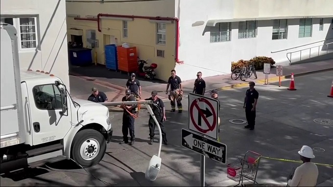 Chófer de un camión pasó un susto al caerle un poste de luz  en Miami Beach