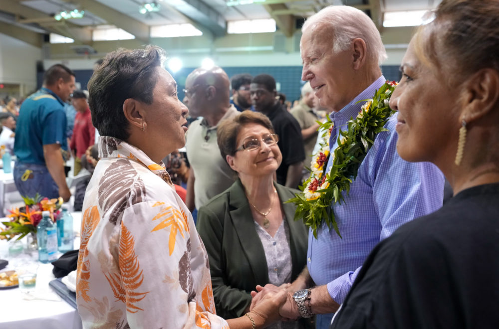 Biden se “queda dormido” en evento con sobrevivientes de incendios en Hawái