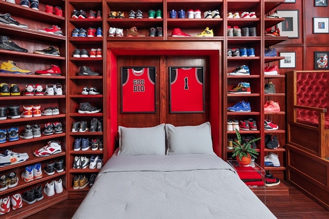 Productor musical se hace viral tras alquilar su armario de zapatos para dormir en Miami