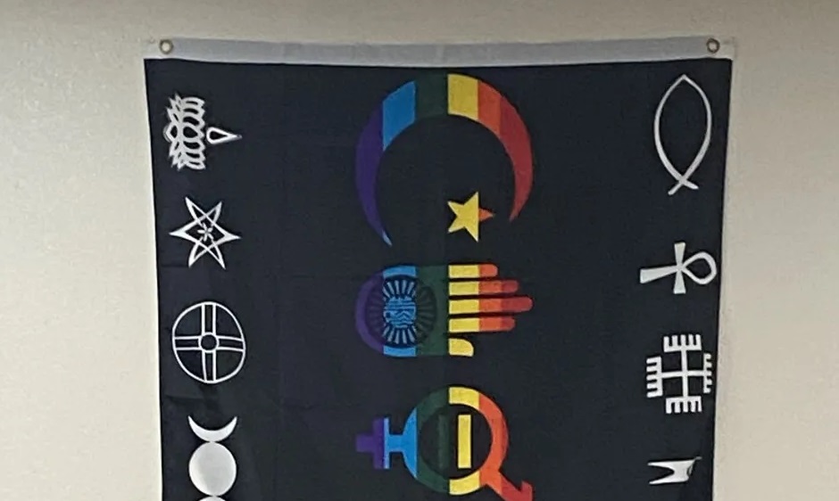 Distrito Escolar  de Florida obliga a profesor a retirar bandera de “Coexistir”