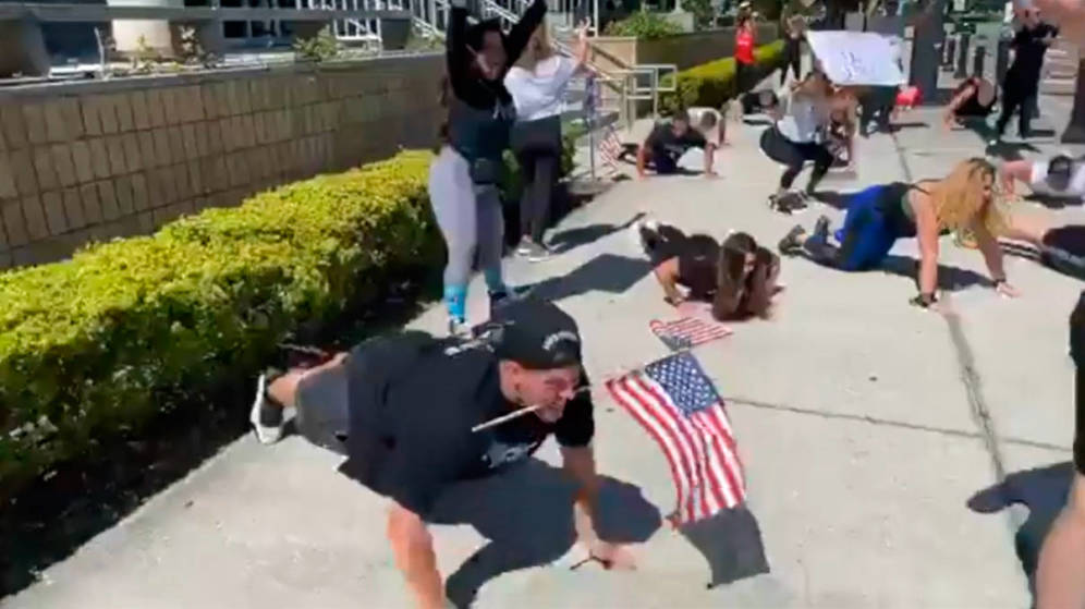 ¡Insólita protesta! Manifiestan con flexiones y sentadillas para que abran gimnasios en Florida (Video)