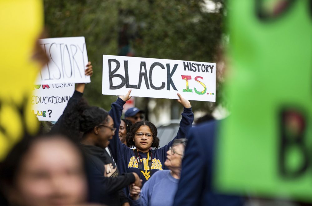 Por qué hay un conflicto en Florida sobre el plan educativo que incluye la historia afroamericana